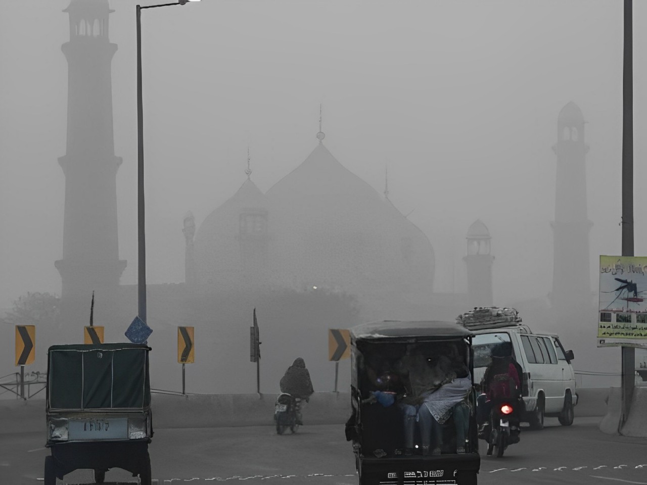 Government Bans Outdoor Activities Until Nov 17 as Smog Severely Affects Public Health